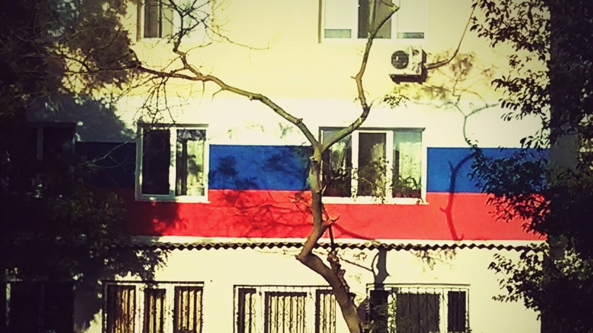 Флагшток на крыше здания. Дом в цвет флага. Флаг на здании. Флагшток на здание. Флагшток на здание.