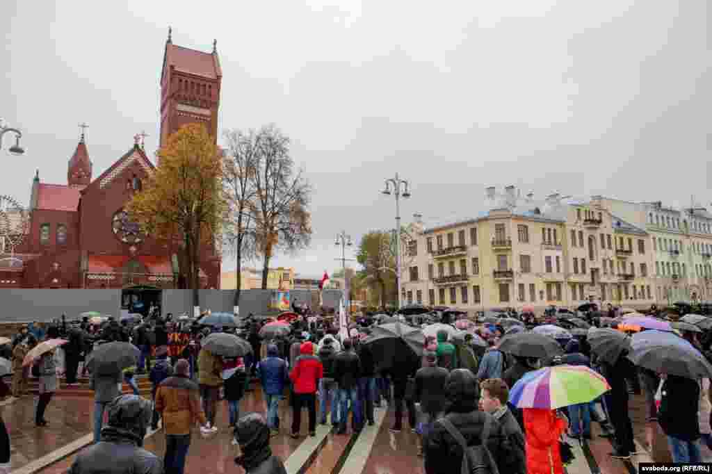 Акция завершилась на площади Независимости. Николай Статкевич сказал, что митинги продолжатся в регионах, возможно, в других форматах, нынешний этап протестов завершится 25 марта в Минске, в День Воли.