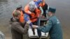 Сотрудники МЧС спасают детей на Сямозере в Карелии. Июнь 2016 года 