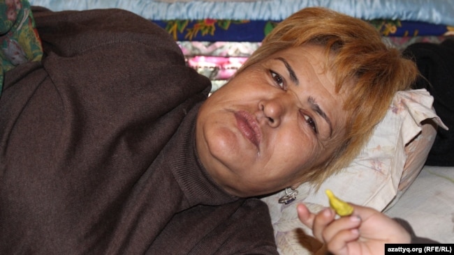 Дильбар Куттыбай, многодетная мать-одиночка, прикованная к постели. Шымкент, 13 марта 2017 года.