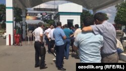 Ташкенттегі кәсіпкер Ахмад Тұрсынбаевқа тиесілі көлік базары алдында жиналып тұрған автомобиль иелері.