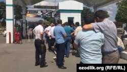 Сергели машина бозорига кириш жойи.
