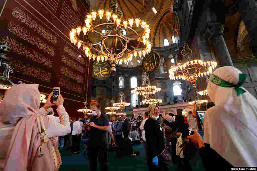 Посетители внутри Айя-Софии 24 июля. Турецкие официальные лица подчеркнули, что собор будет открыт для туристов во внемолитвенное время.