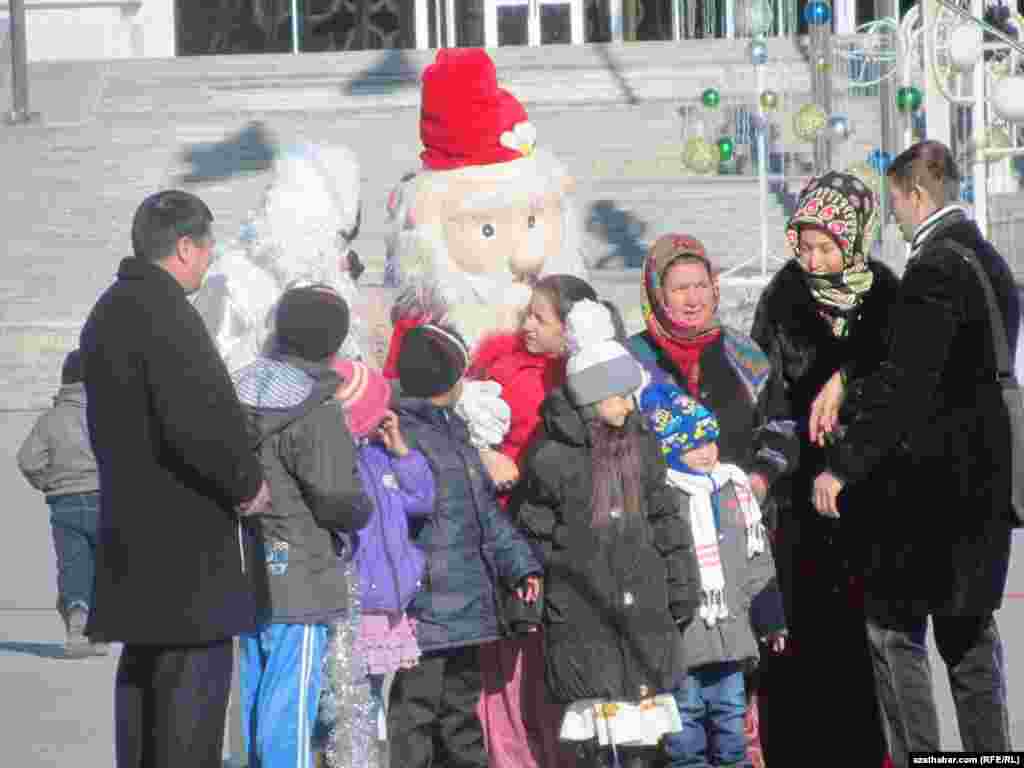 Adamlar Aýaz baba bilen surata düşýärler