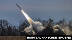 Реактивная артиллерийская система HIMARS Вооруженных сил Украины ведет огонь вблизи линии фронта в Херсонской области, 5 ноября 2022 года
