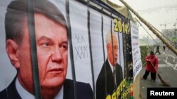 Ілюстраційне фото. Плакат із зображенням Віктора Януковича та колишнього прем'єр-міністра України Миколи Азарова. Київ, грудень 2013 року
