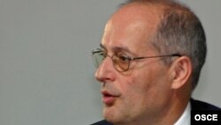 Miklos Haraszti at a press conference in Baku