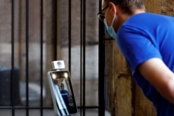 Автоматичні термальні сканери перевіряють температуру у людей на вході у Колізей