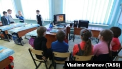 Дети смотрят мультфильм