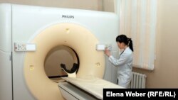 Врач запускает томографическое оборудование в поликлинике города Темиртау. Иллюстративное фото. 