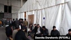 Vlasti su počele provoditi plan izmještanja svih migranata i izbjeglica iz centra grada, odnosno zatvaranja "Bire"