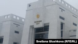 У здания суда Астаны