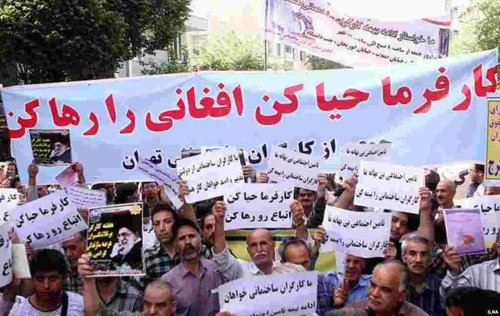 راهپیمایی روز جهانی کارگر در حالی پس از هشت سال در ایران برگزار شد که برخی شعارهای راه‌پیمایان، انتقاد برخی از تشکل‌های کارگری را به همراه داشت 
