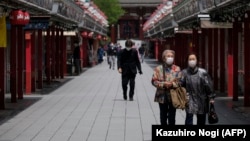 Архива - Луѓе шетаат низ улиците на Токио. 