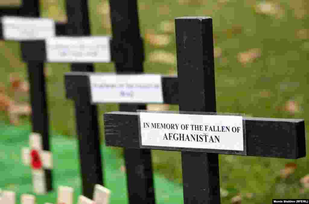 Кресты памяти погибших в Афганстане, на Фолклендских островах, в Ираке и других войнах.