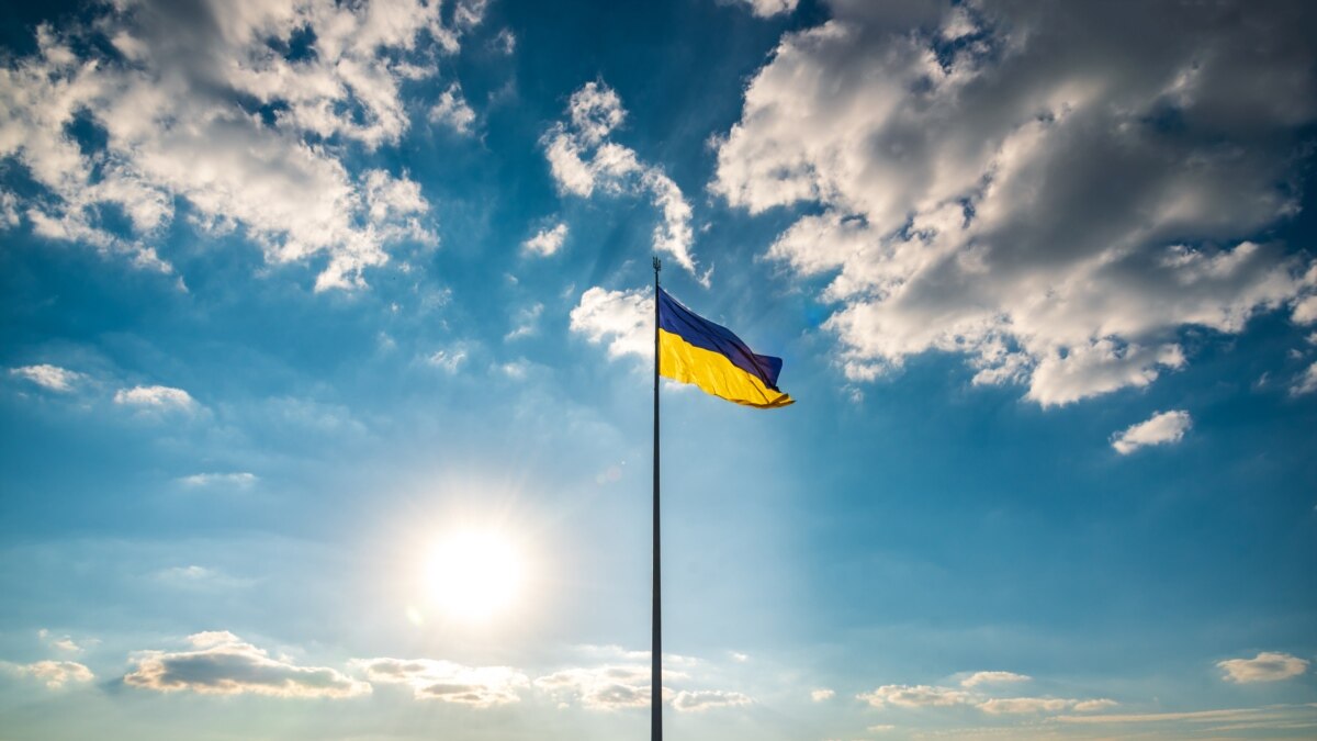 Самый большой флаг Украины пришлось приспустить из-за сильного ветра ...