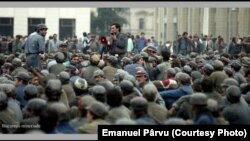 Miron Cozma vorbindu-le minerilor care au invadat Bucureștiul, 14 iunie 1990 (foto: Emanuel Pârvu)