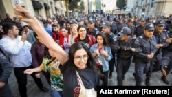 Аялдар үй-бүлөдө кездешкен зомбулукка каршы митингге чыгышты. Баку. 20-октябрь, 2019-жыл.