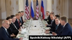 Дональд Трамп (четвертый слева) и Владимир Путин (четвертый справа) во время рабочей встречи в Хельсинки, 16 июля 2018
