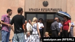 Armenia -- Shopkeepers protest against removal of their kiosks in front of Yerevan City Hall, Yerevan, 06Aug2011