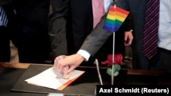 Imagine de la căsătoria civilă a unui cuplu de homosexuali din Germania