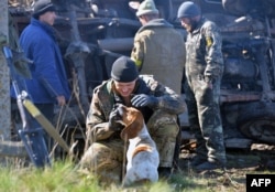 У розташуванні українських військ поблизу Широкина, 15 квітня 2015 року