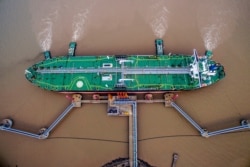 Разгрузка танкера с нефтью в Китае
