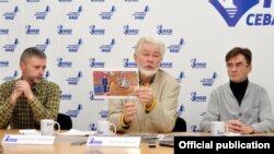 Общественники Анатолий Туманов, Сергей Чижов и Глеб Якушин на пресс-конференции 23 января 2019 года