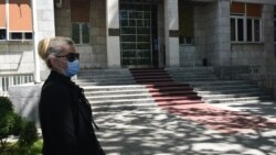 Protest Slavice Šćekić, sestre visokog policijskog funkcionera Slavoljuba Šćekića koji je ubijen avgusta 2005. godine, ispred Skupštine Crne Gore, 5. maj