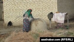 Женщина печет хлеб. Туркменистан (архивное фото) 