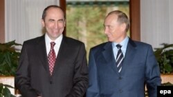 Russia -- Armenian President Robert Kocharian (L) with Russian President Vladimir Putin meet in Sochi, 24Jan2007