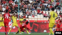 پرسپولیس که سه بار پیاپی با برانکو ایوانکوویچ به قهرمانی لیگ برتر ایران رسیده، اولین برد خود را با گابریل کالدرون جشن گرفت.