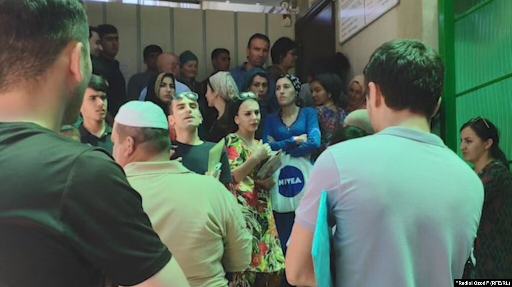 Шиносномаи нав боиси навбатпоии дароз ва нигарониҳо шудааст (навор)