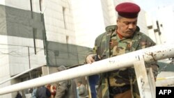 جندي يحرس مدخل البنك المركزي العراقي
