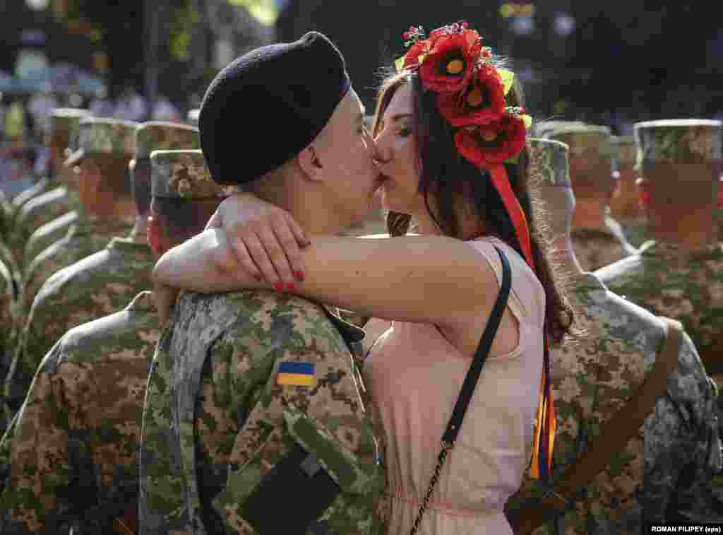 A Ukrainian serviceman gives his girlfriend a kiss on Independence Square before a military parade marking Ukraine's Independence Day in Kyiv on August 24. (epa/Roman Pilipey)