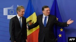 Jose Manuel Barroso întîmpinîndu-l pe premierul Leancă la sediul Comisiei Europene de la Bruxelles