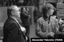 Чемпион мира по фигурному катанию Александр Фадеев (СССР) и его тренер Станислав Жук, 1985