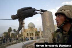 Зрынаньне статуі Садама Хусэйна. Багдад, 9 красавіка 2003