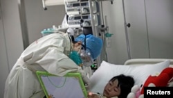 Девочка, инфицированная вирусом H7N9 - в госпитале Пекина. Снимок сделан в апреле 2013 г. 
