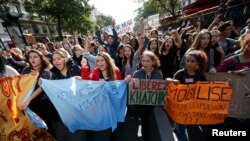 Франция -- Демонстрация студентов и школьников против депортации Леонарды Дибрани и Хачика Хачатряна, Париж, 17 октября 2013 г. 