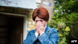 Lyudmila Khokhlova, chairman of Soldiers' Mothers, near a checkpoint of the Russian paratroopers' base in Kostroma