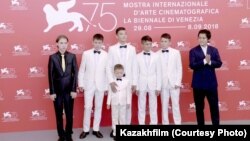 Эмир Байгазин (крайний справа) и актеры фильма «Өзен» на 75-м международном кинофестивале в Венеции. 4 сентября 2018 года. Фото предоставлено пресс-службой «Казахфильма».