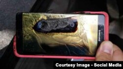 Ebbi Zuisin əlində alışan Samsung smartfonu 