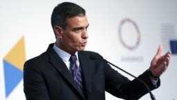 Kryeministri i Spanjës, Pedro Sanchez, gjatë një konference për media pas një samiti të BE-së në Pragë të Çekisë, më 7 tetor 2022.