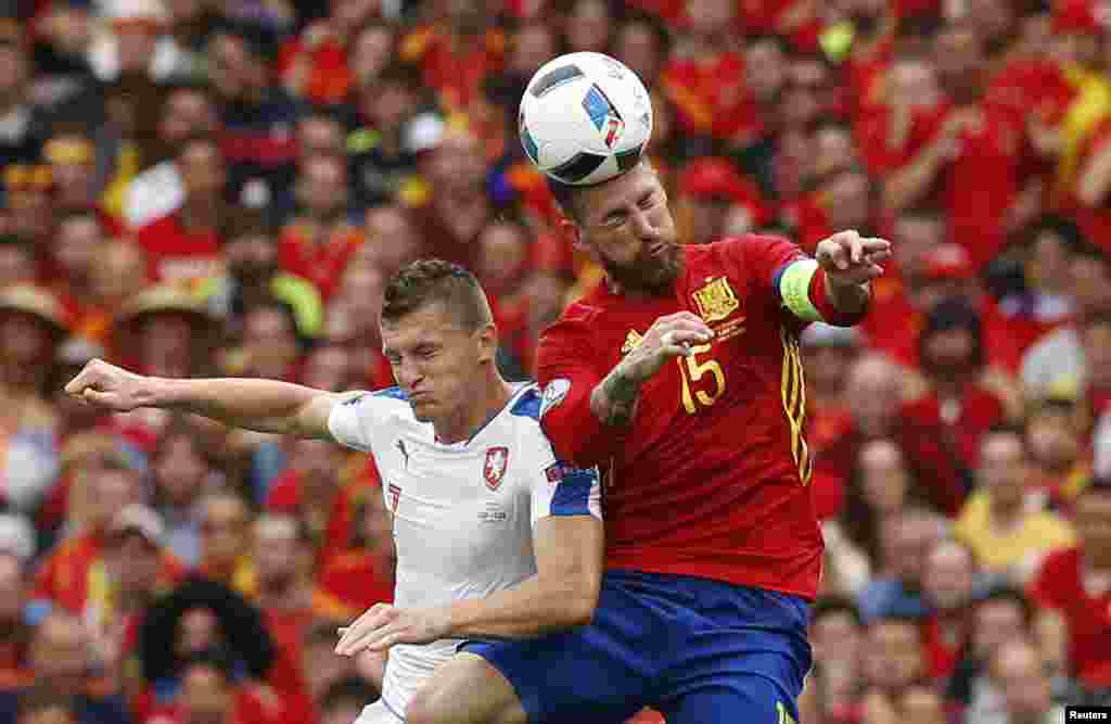 İspaniya millisinin kabitanı, 15 nömrəli oyuncu Sergio Ramos topu başı ilə qapıya doğru vurur. Amma top qapıya girmir. İspaniya millisinin bir neçə dəfə qol şansı olsa da həllik bundan istifadə edə bilməyib.Hazırda oyunun 64-cü dəqiqələri gedir. Çexiya millisi də ikinci hissədə bir dəfə fərqlənə bilərdi. Amma Roman Hubnik şansdan istifadə edə bilmədi. İspaniya millisinin qapıçısı David De Gea topu asanlıqla tutdu.