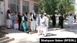بستگان برخی از غرق‌شدگان برای دریافت اجساد آنها به یک مرکز دولتی در ولایت هرات رفته‌اند
