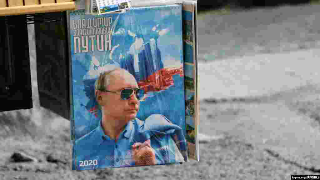 В сувенирной лавке среди прочего продается календарь с изображением президента соседней России Владимира Путина