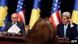 Kosovonun baş naziri Isa Mustafa (solda) və John Kerry