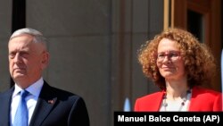 Американскиот секретар за одбрана Џејмс Матис и министерката за одбрана Радмила Шекеринска, Пентагон 01.05.2018.