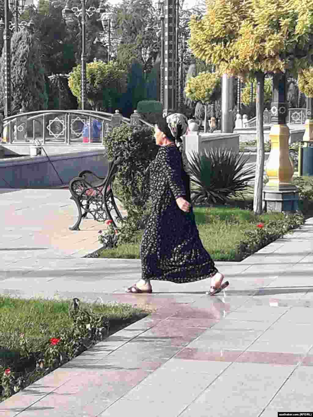 Haýdap barýan türkmen zenany. Aşgabat, sentýabr, 2019. 